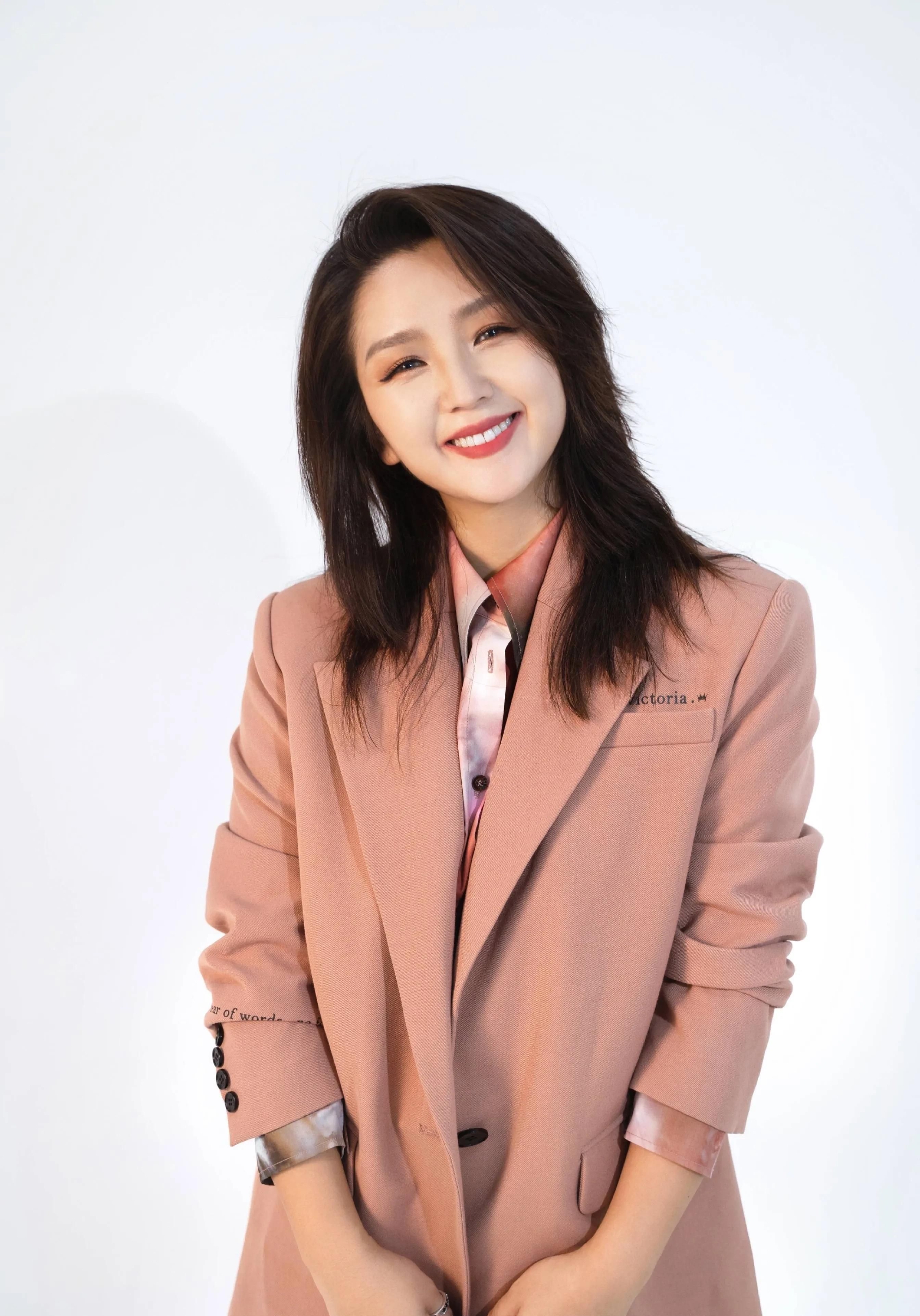 认识了演员赫子铭,两人因戏生情,最终走到了一起,婚后何洁就开始生