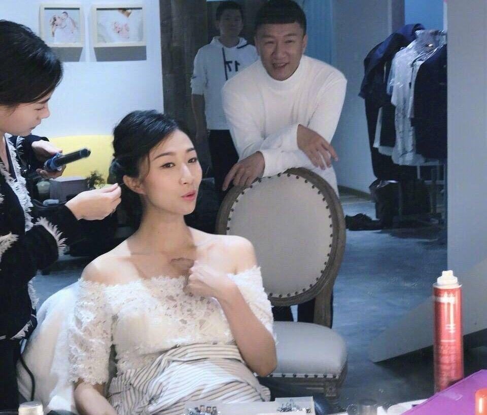 小15岁娇妻背影迷人,5岁女儿活泼可爱|王骏迪|孙红雷|娇妻_新浪新闻