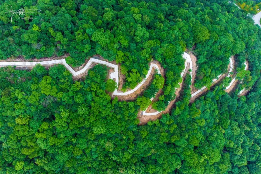 航拍铜鉴湖网红山路长达24公里如同巨龙穿梭而过