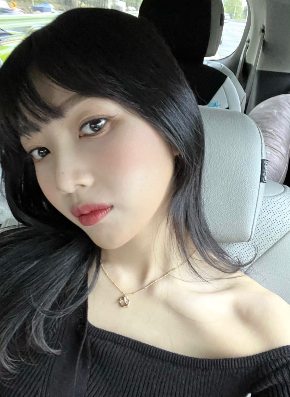 是自己上班路时,在车内的自拍照片,照片中,朴秀荣以优美的姿态,炫耀了