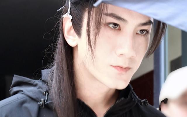 《莲花楼》热心成毅在线劝架,还曾帮粉丝捡鞋,肖顺尧造型好帅!