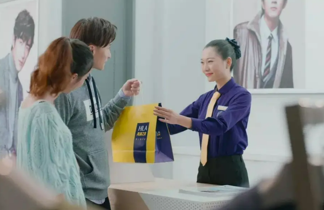 一年营收突破0亿 中国服装龙头转型成功 从油腻风变成了国潮 财经头条 一年营收突破0亿 中国服装龙头转型成功 从油腻风变成了国潮 财经头条