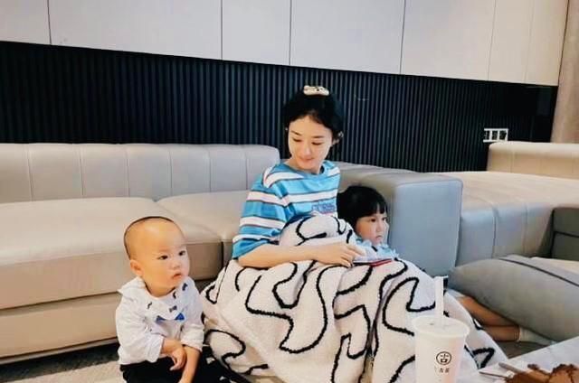 赵丽颖与10年闺蜜相聚,帮对方带孩子时,她很有做“小姨”的样子休闲区蓝鸢梦想 - Www.slyday.coM