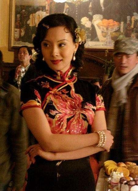 比如,陈数出演的《新上海滩》,饰演方艳芸,面容精致,婀娜多姿,体态