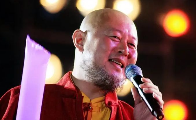 60岁火风西藏旅游面对镜头大方亲吻女儿18岁霍苗面露羞涩