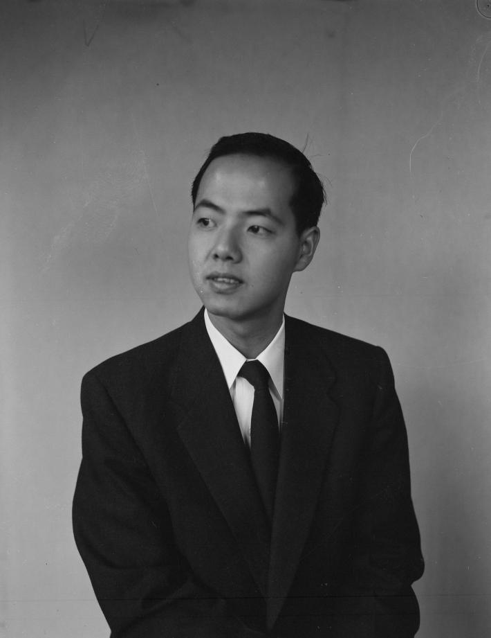 老照片:青年杨振宁夫妇和李政道夫妇合影,两个家庭其乐融融