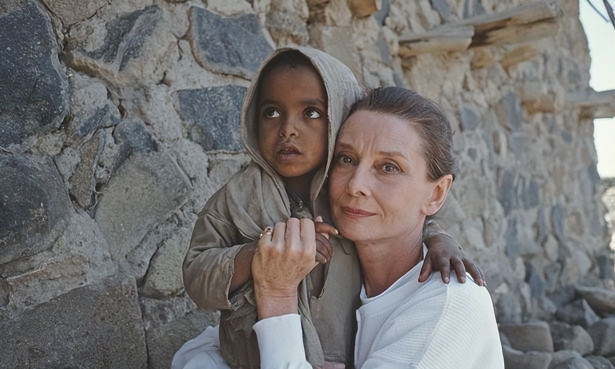 晚年的赫本:干枯消瘦,眼神却明亮清澈,穿长裙戴珍珠优雅一辈子__财经