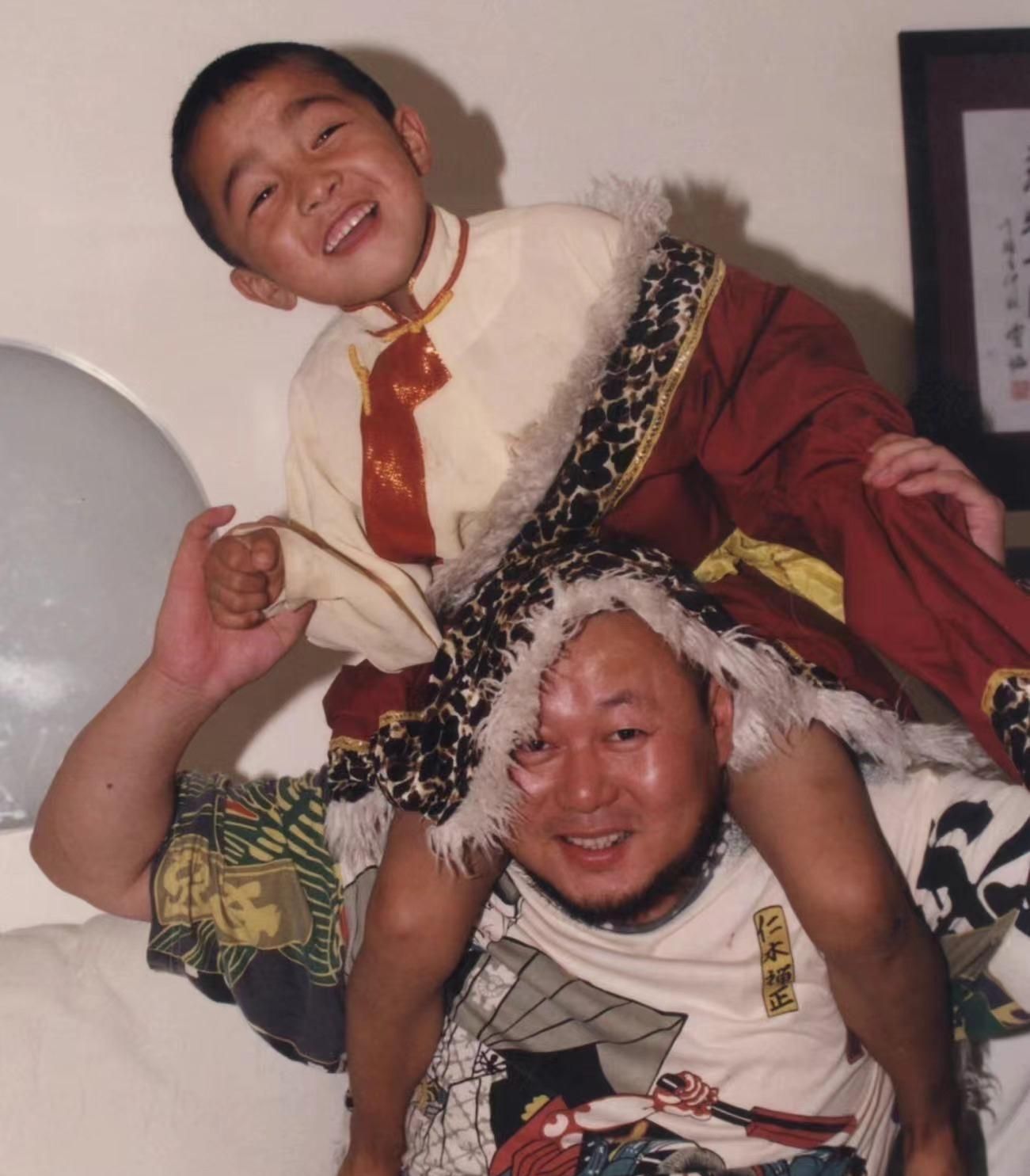 手拿佛珠戴满珠宝饰品,18岁高颜值女儿罕露面|佛珠|火风|女儿_新浪