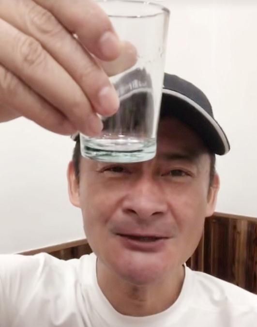 酒蒙子景岗山我行我素,身穿背心,脚蹬拖鞋,手拿一罐啤酒引热议__财经