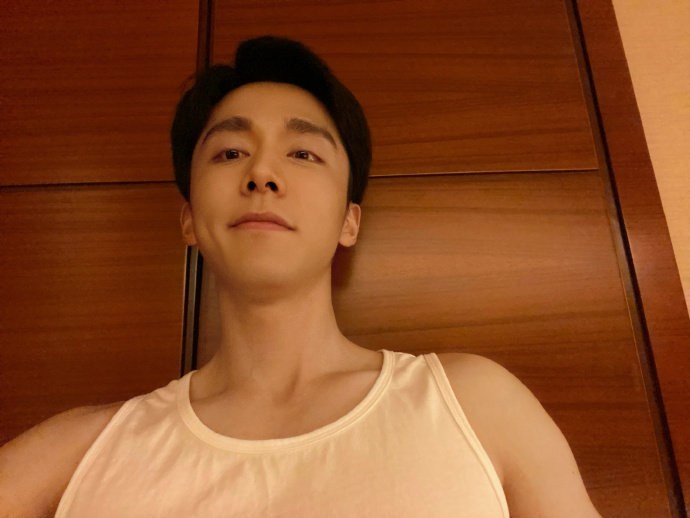 张新成这身材倍儿棒