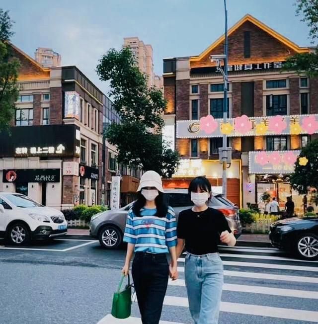 赵丽颖与10年闺蜜相聚,帮对方带孩子时,她很有做“小姨”的样子休闲区蓝鸢梦想 - Www.slyday.coM