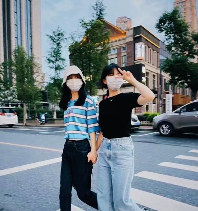 赵丽颖与10年闺蜜相聚,帮对方带孩子时,她很有做“小姨”的样子休闲区蓝鸢梦想 - Www.slyday.coM