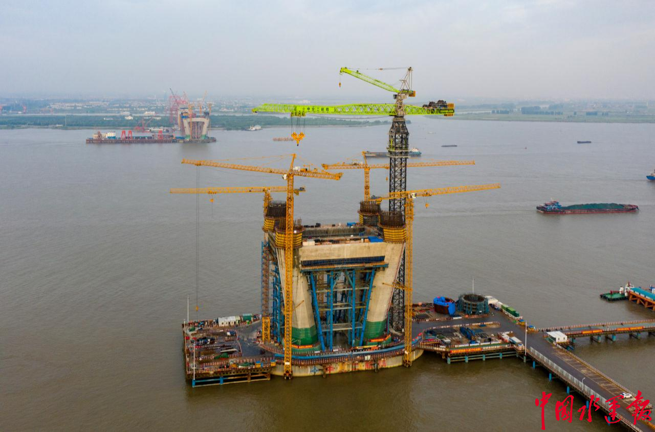 全球首台万吨米级上回转塔机正式投入使用