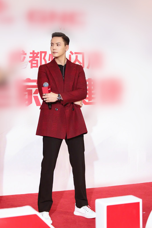 敬业绅士陈伟霆高调亮相红色西装有点艳笑起来牙好白