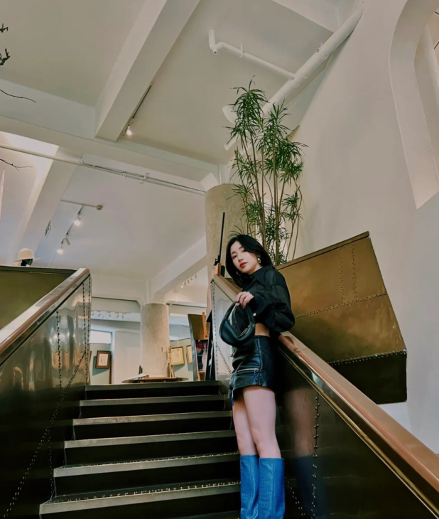 31岁周捷分享探店照穿黑色套装搭配蓝色高筒靴好身材一览无余