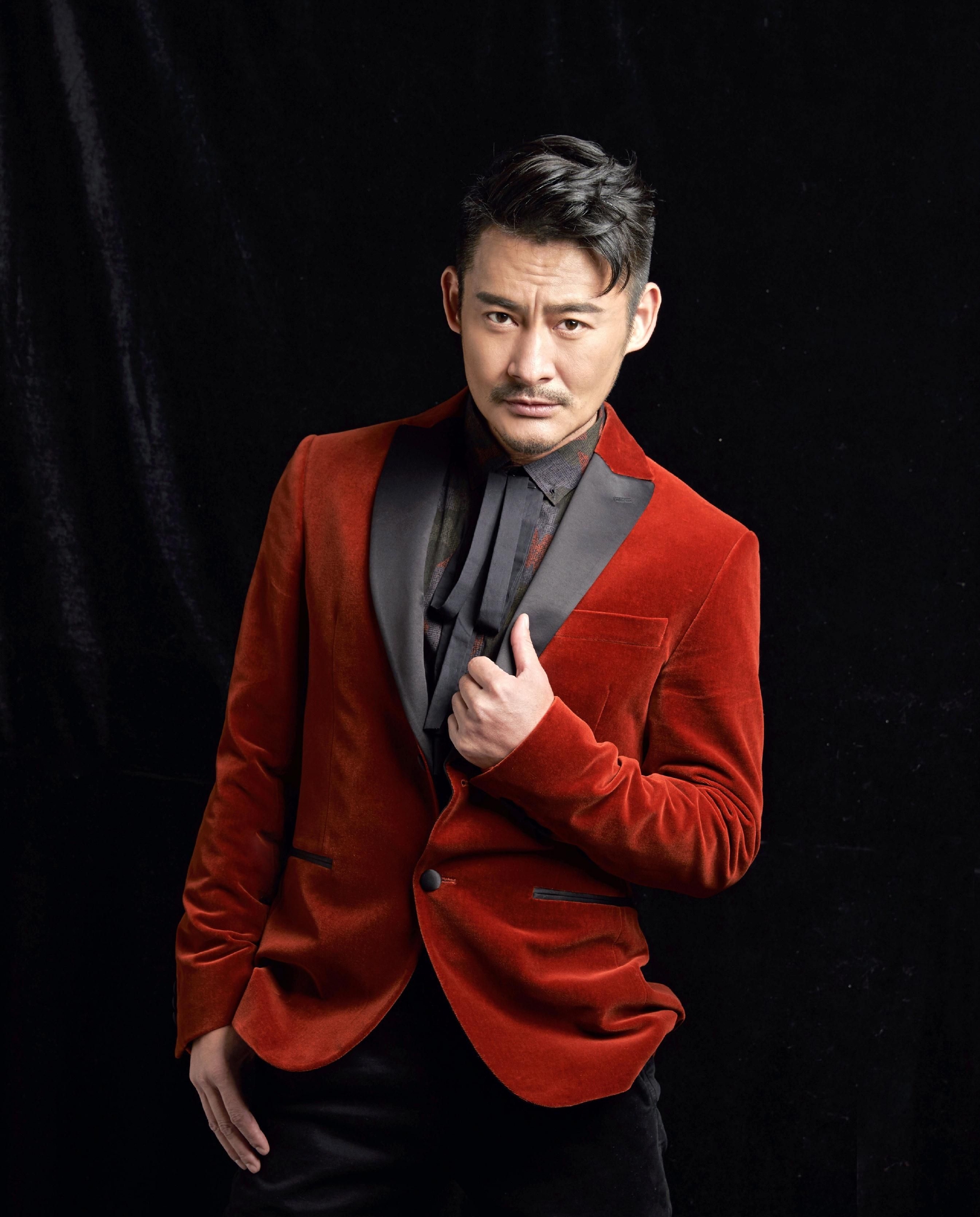 酒蒙子景岗山我行我素,身穿背心,脚蹬拖鞋,手拿一罐啤酒引热议__财经