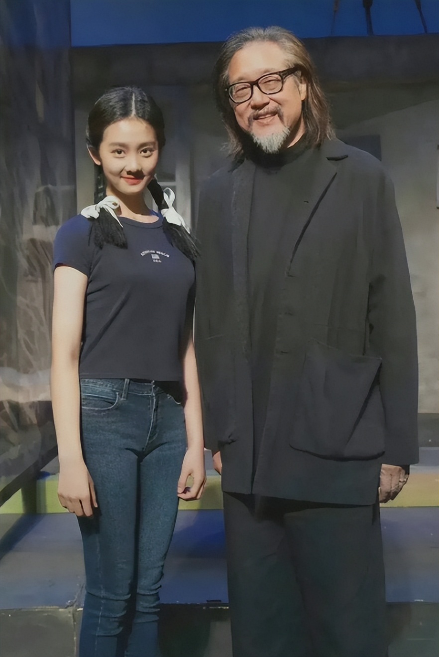 黄磊16岁女儿多多近况曝光戴耳环穿露脐装气质清纯身高却成迷