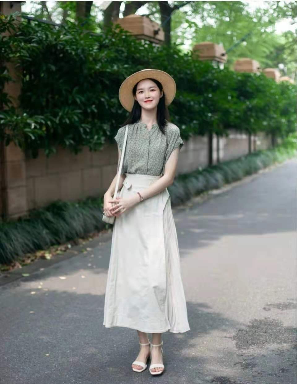 款式简约典雅,易呈现复古感本期,每日搭配指南就给大家带来一组夏日