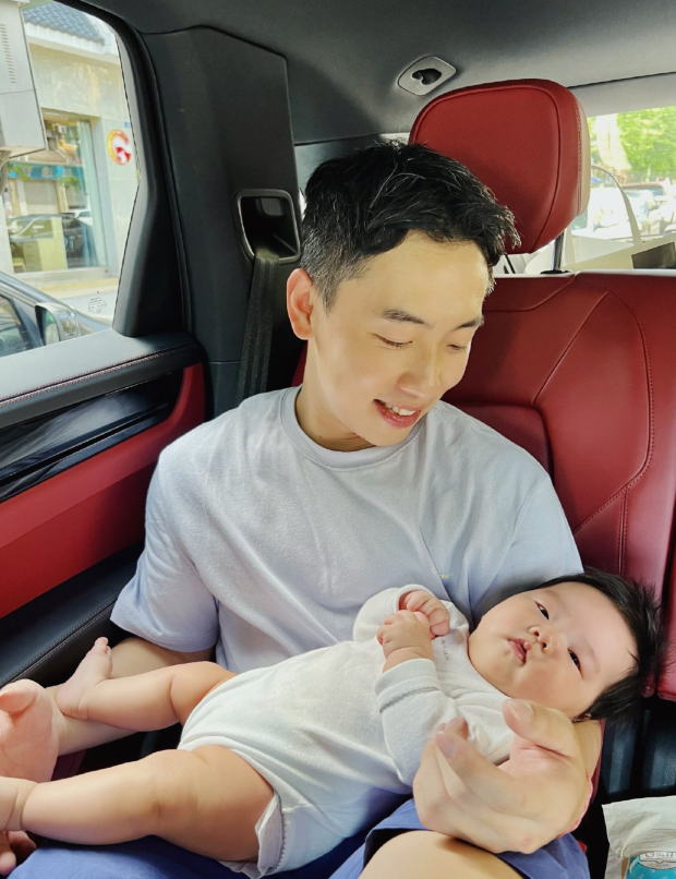 31岁周捷分享探店照穿黑色套装搭配蓝色高筒靴好身材一览无余