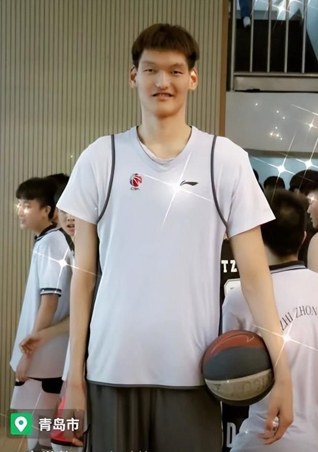 在刘传兴离开的情况下,2米25的高世鳌表现令人惊艳,其比肩姚明的身高