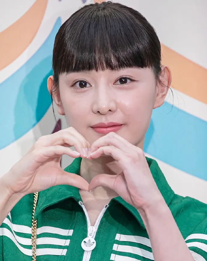 廉美贞萌度爆表金智媛顶平刘海扎马尾现身粉丝融化太可爱