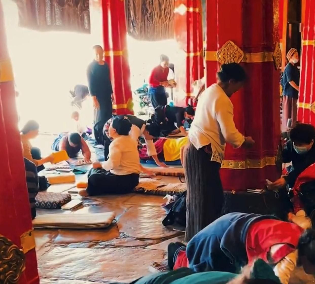 60岁火风拉萨拜佛,手拿佛珠戴满珠宝饰品,18岁高颜值女儿罕露面|佛珠