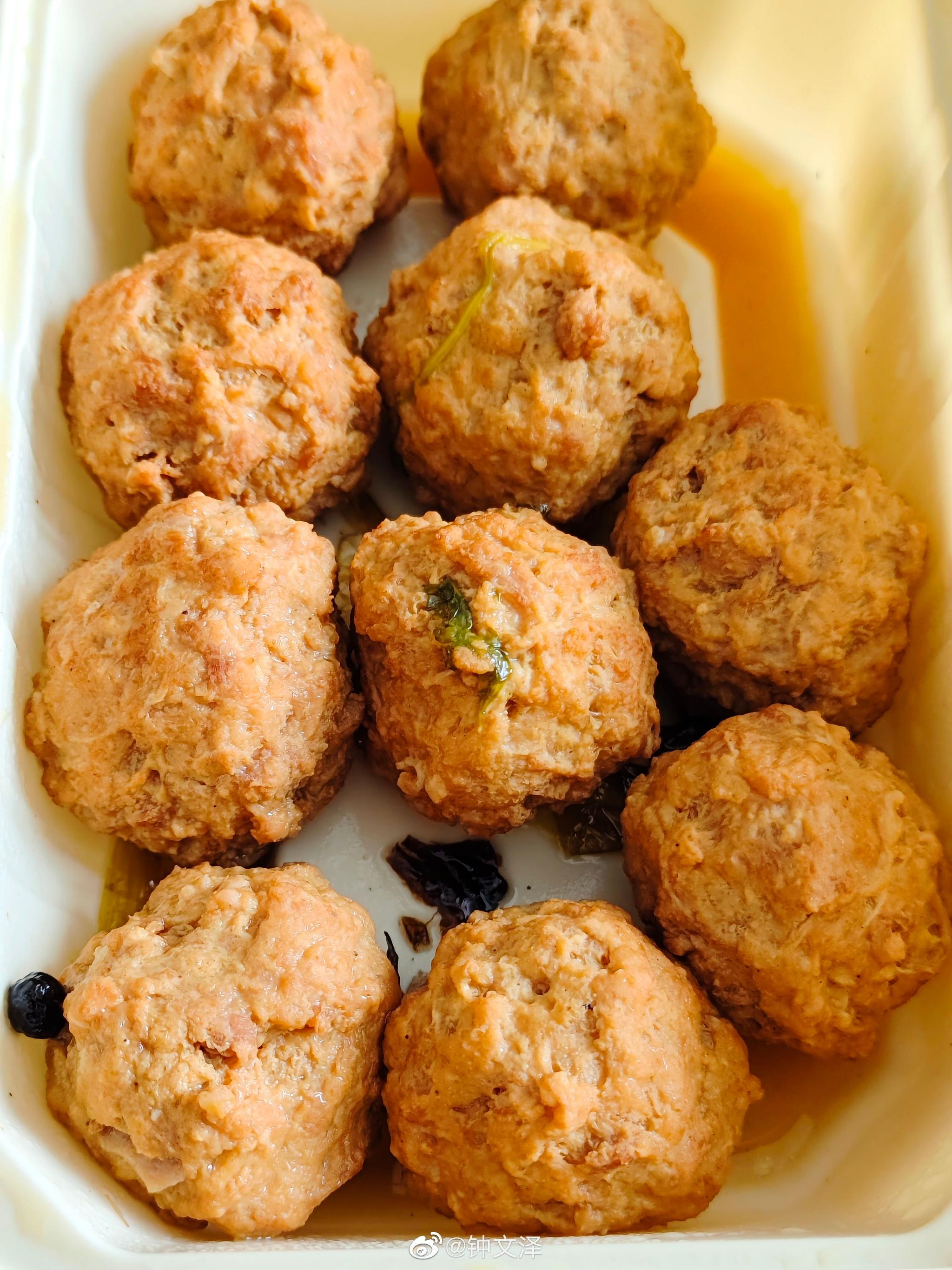 今日午餐猪肉豆腐丸子肉丝炒干豆腐西红柿鸡蛋炖牛肉