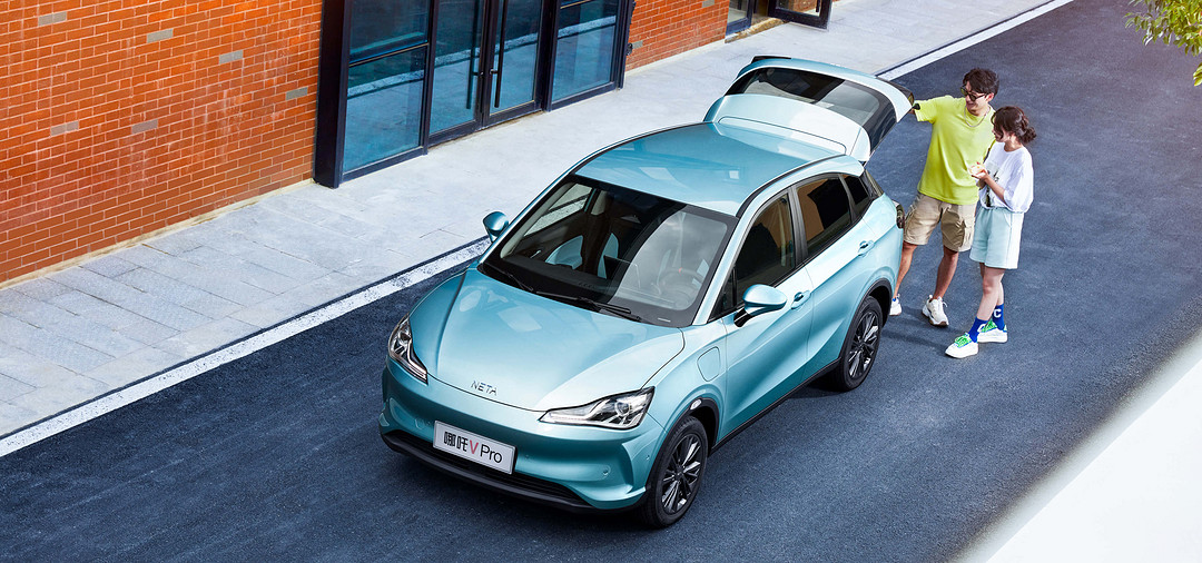 10万元买纯电小型SUV 几何E和哪吒V该选谁？