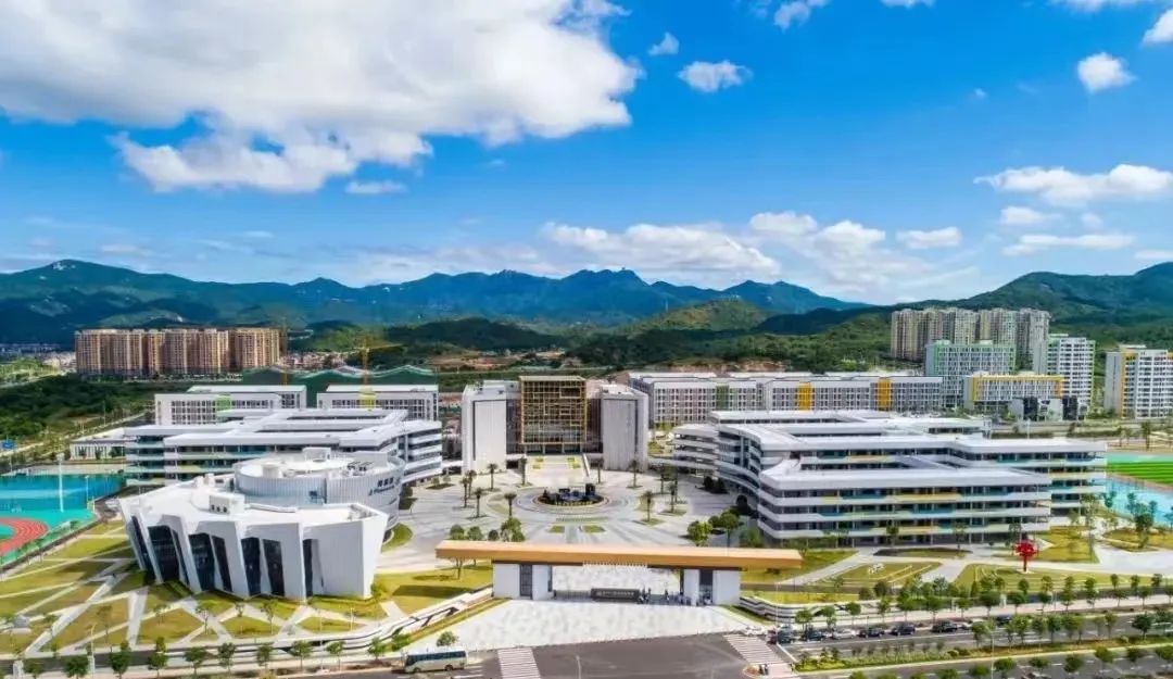 正在招生！由达利捐资10亿元基金兴建的这所学校太美了！休闲区蓝鸢梦想 - Www.slyday.coM