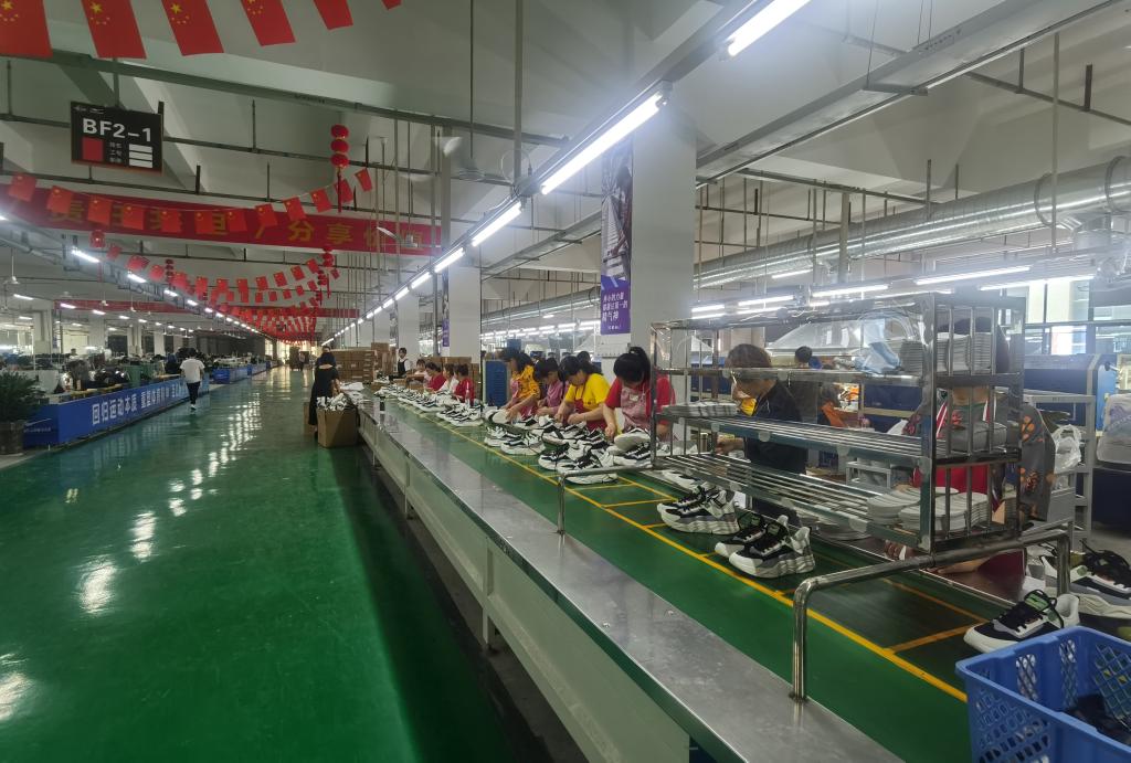 鸿星尔克安岳生产基地的生产车间.新华社记者 张海磊 摄