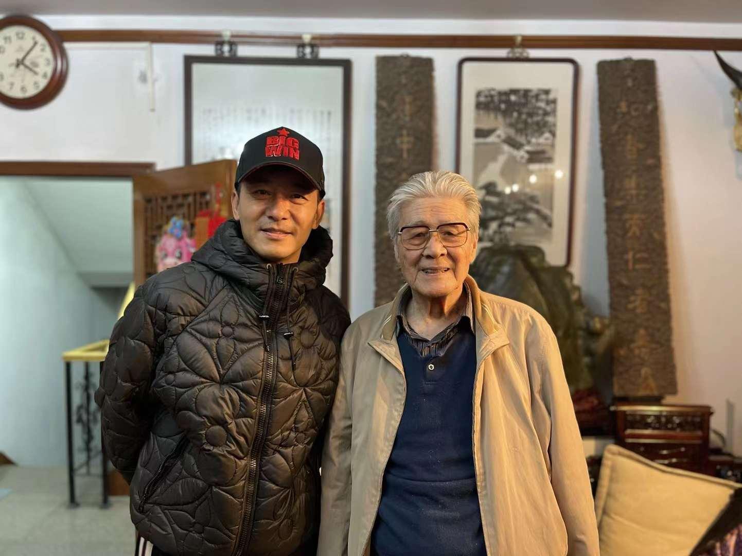 去年3月郭晓东与蓝天野一起谈重排话剧《北京人》. &nbsp;受访者供图