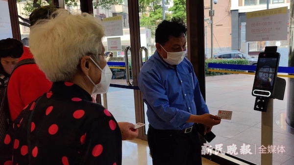 “处处要扫码”对老年人对老年人友好吗？本报记者跟随10位老人去10个现场体验