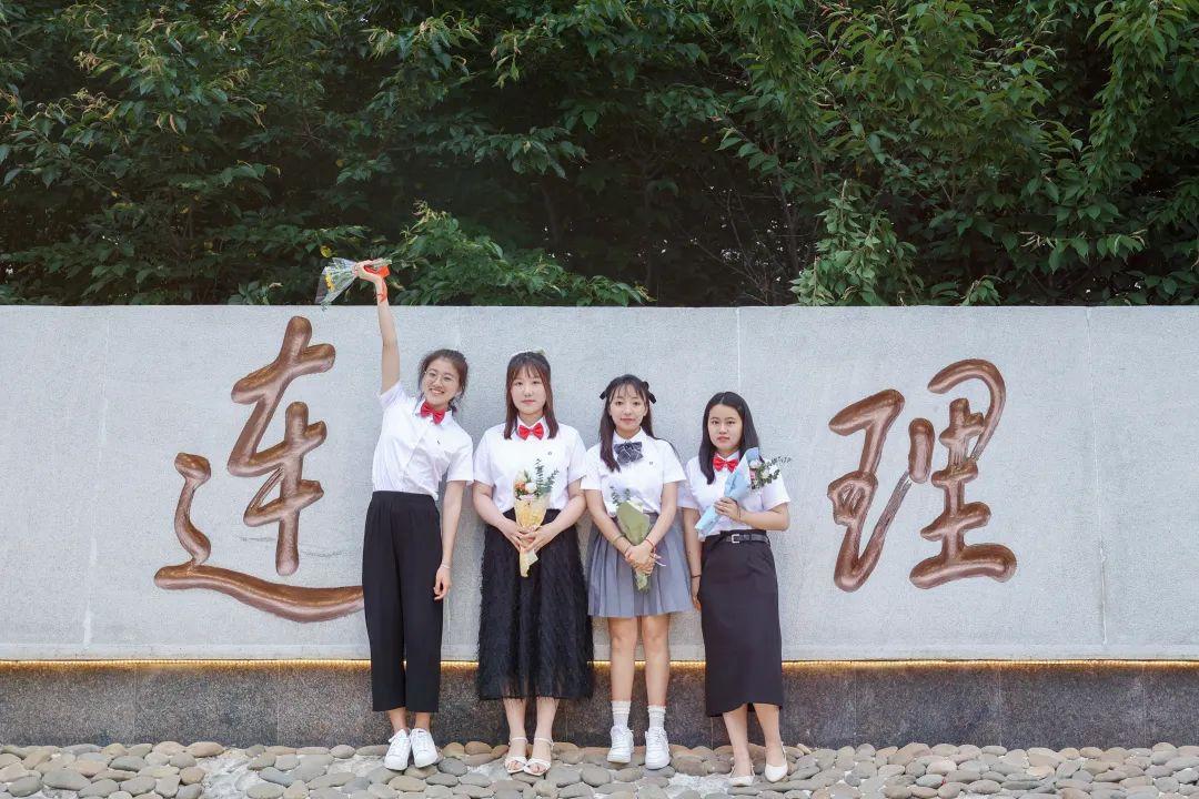满足毕业生连理合影情怀大连理工大学把校门搬进校园