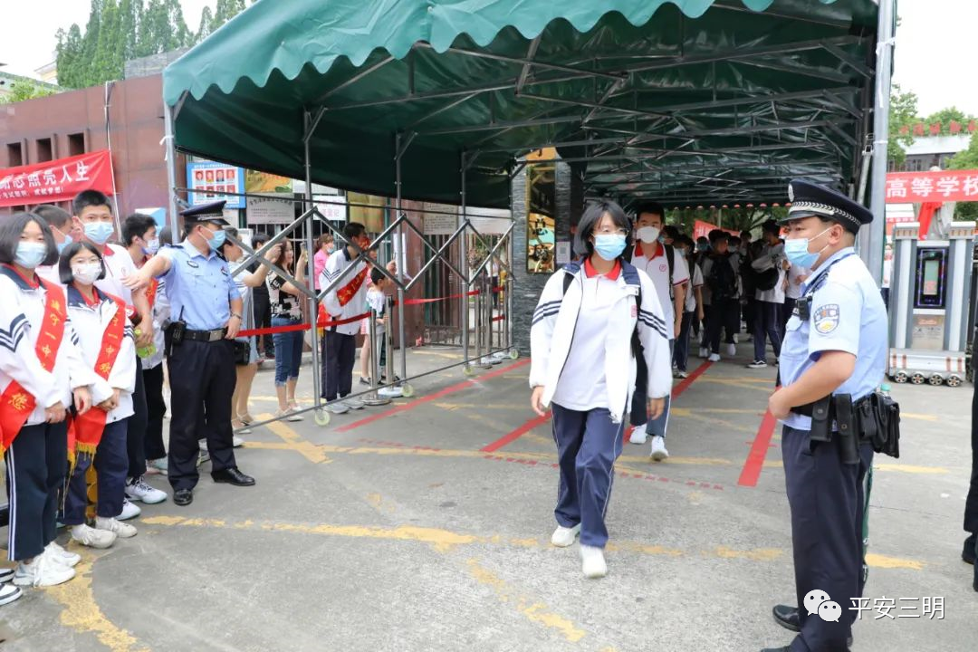 正在上演！高考暖心瞬间...休闲区蓝鸢梦想 - Www.slyday.coM