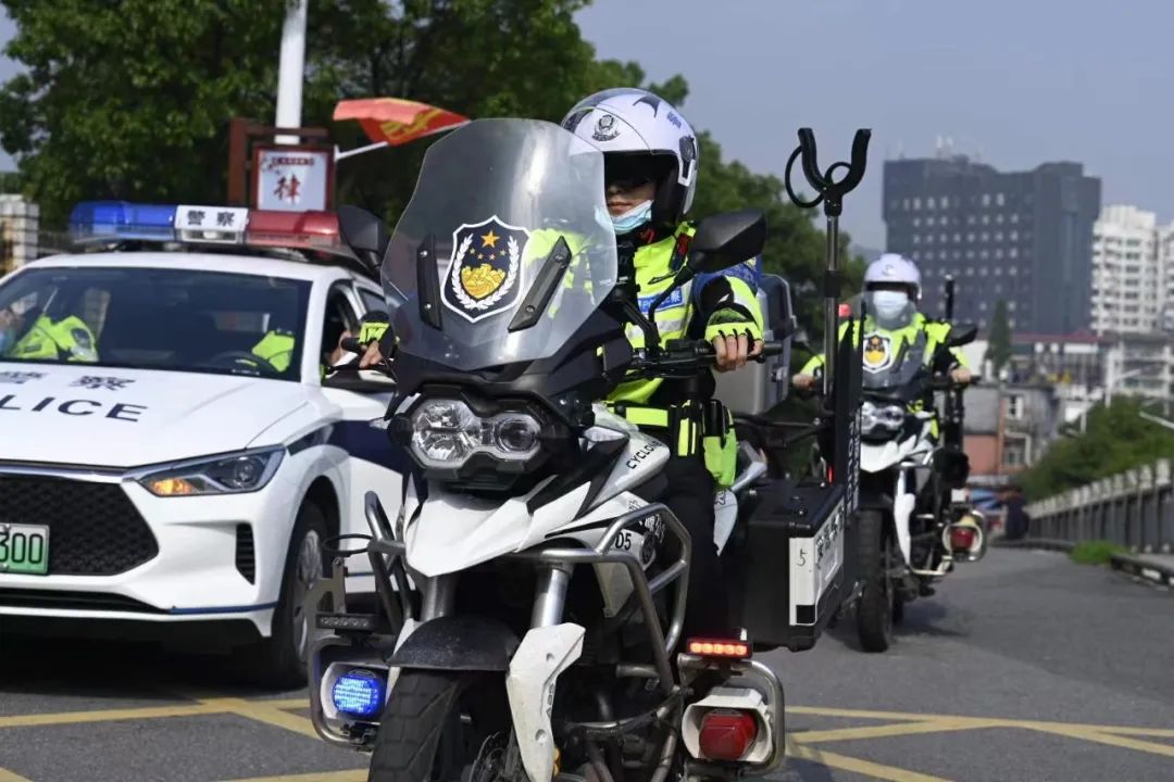 高考首日！考场外这一幕幕很暖心……休闲区蓝鸢梦想 - Www.slyday.coM