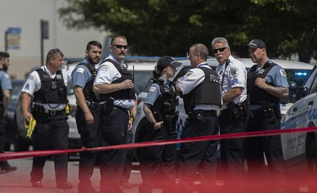 芝加哥一周3名警员遭枪击，一处现场车辆留下18个弹壳休闲区蓝鸢梦想 - Www.slyday.coM