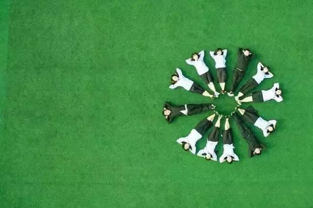 毕业照还能这样拍?这次是真的上天了!|创意_新浪新闻