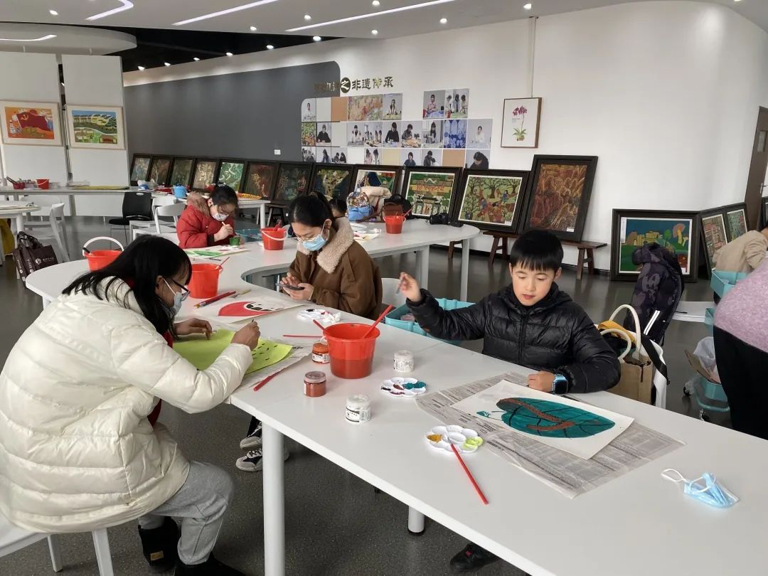 孩子们在绘画课上自由创作.