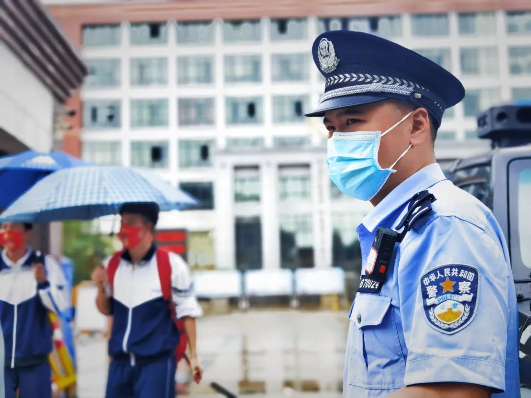 正在上演！高考暖心瞬间...休闲区蓝鸢梦想 - Www.slyday.coM