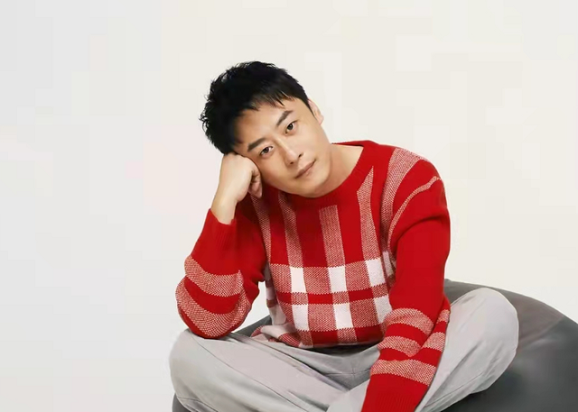 男星李滨近况曝光自曝转行当出租车司机还站在马路边上吃盒饭