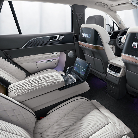 新款红旗e-hs9内饰价格方面,460km旗悦版售50.98万,690km旗悦版售58.