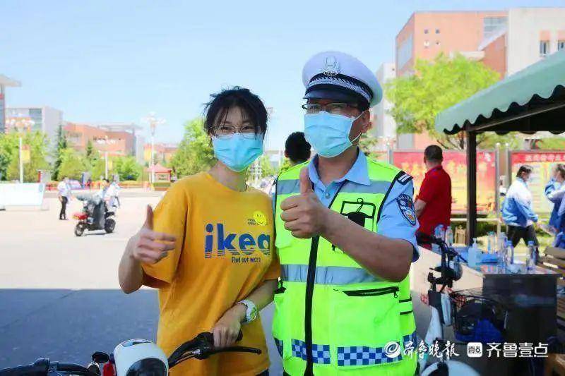 高考瞬间丨奔赴不同“考场”！孩子高考，交警老爸考场外站岗……休闲区蓝鸢梦想 - Www.slyday.coM