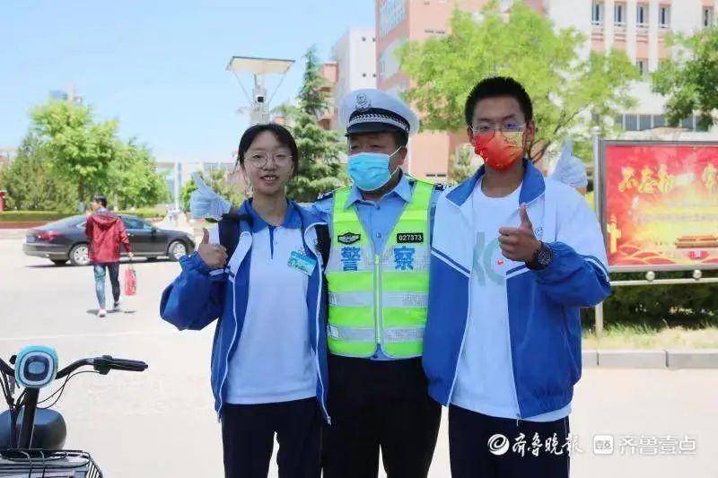 高考瞬间丨奔赴不同“考场”！孩子高考，交警老爸考场外站岗……休闲区蓝鸢梦想 - Www.slyday.coM