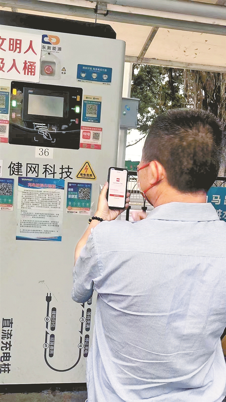 甘立斌送完考生后使用快电App为出租车充电。