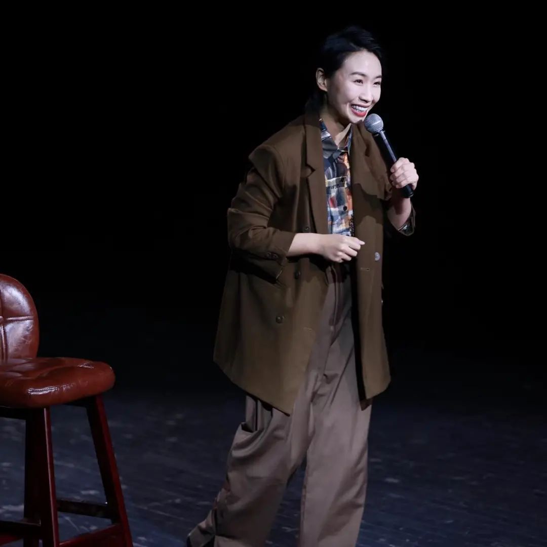 送票笑果脱口秀来青岛了小鹿专场聊电视上不能播的