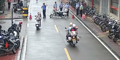 正在上演！高考暖心瞬间...休闲区蓝鸢梦想 - Www.slyday.coM