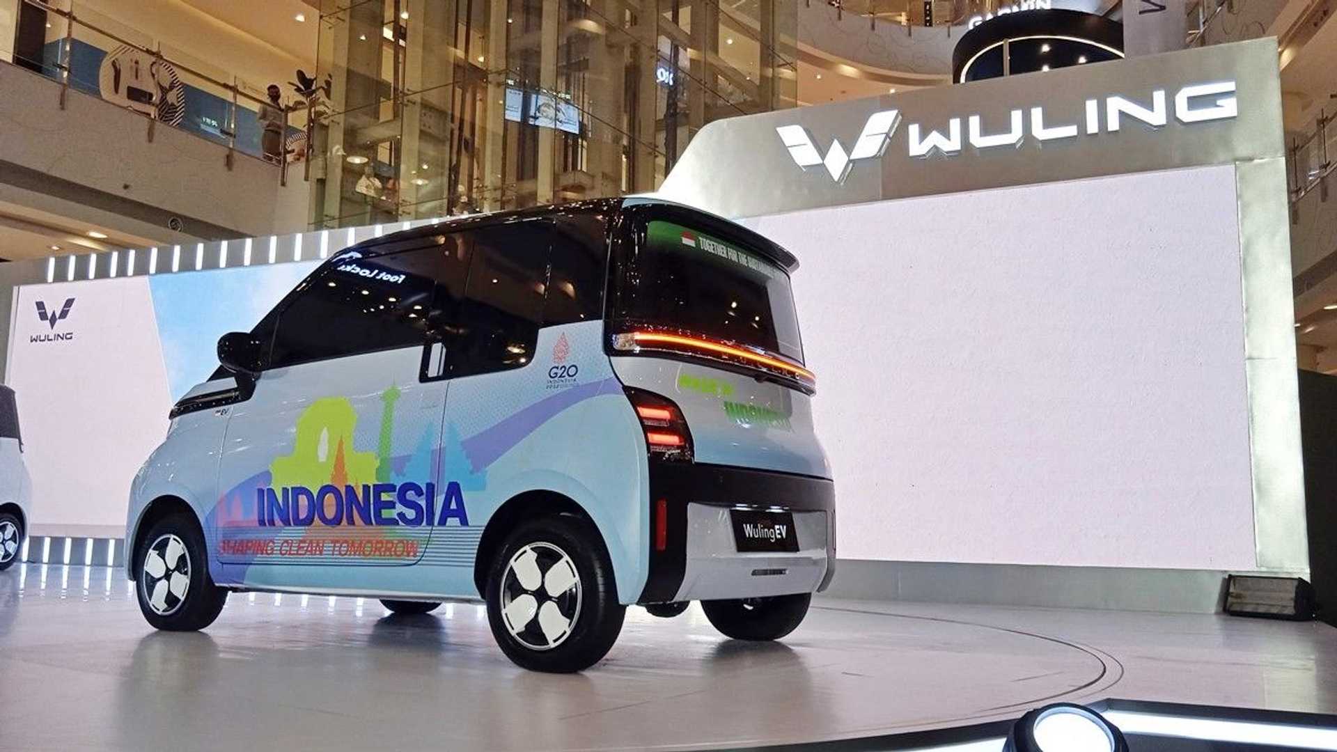 续航达300公里五菱新能源首款全球车海外亮相