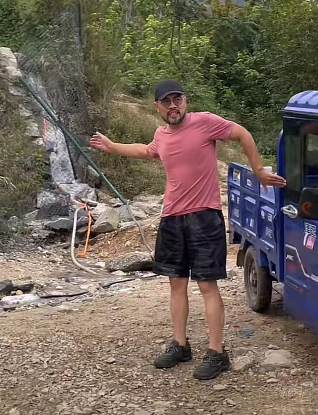 演员姚增强在农村生活下地干活喂鸡不修边幅日常骑摩托出行