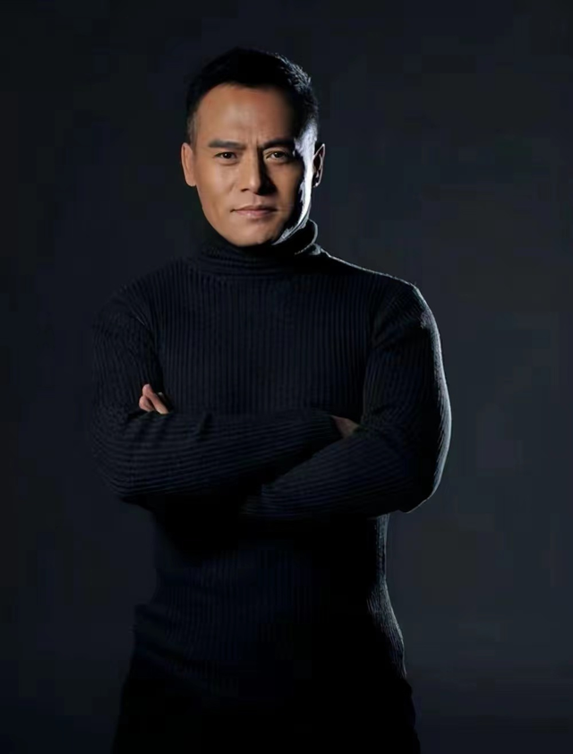 演员黑子楼梯上展示劈叉基本功扎实令人震惊腰间车钥匙引关注
