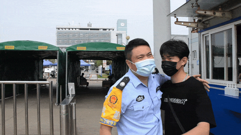 张春雷为孩子打气加油▲"老张"与"小张"的合影"说真的,作为父亲